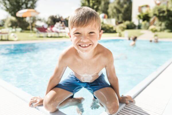 Pool. Sommer, Kinder