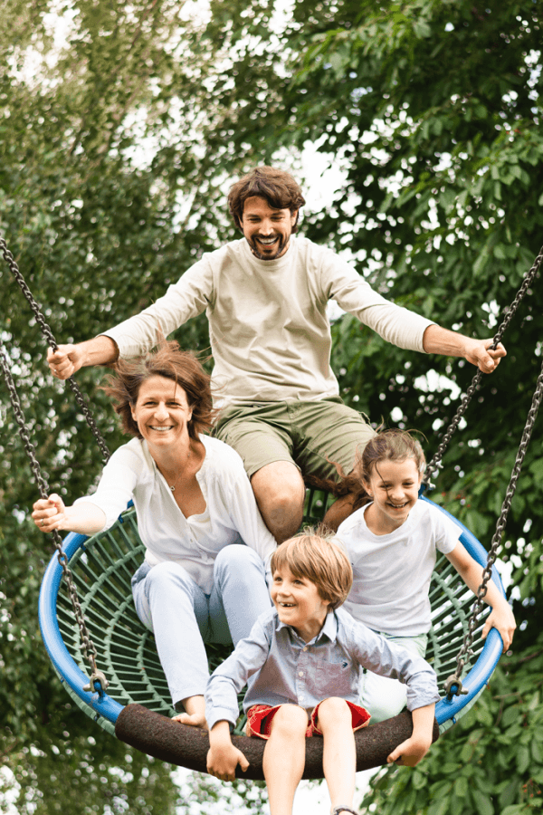 Familie in Nestschaukel